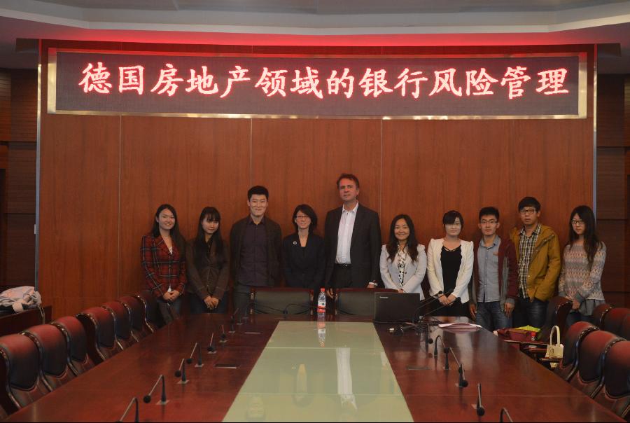 讲座后艾文灵博士和老师同学合影留念.jpg