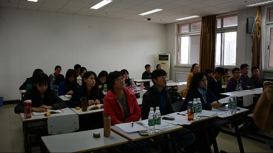 产经分会场老师和同学认真听取台上同学成果展示.jpg